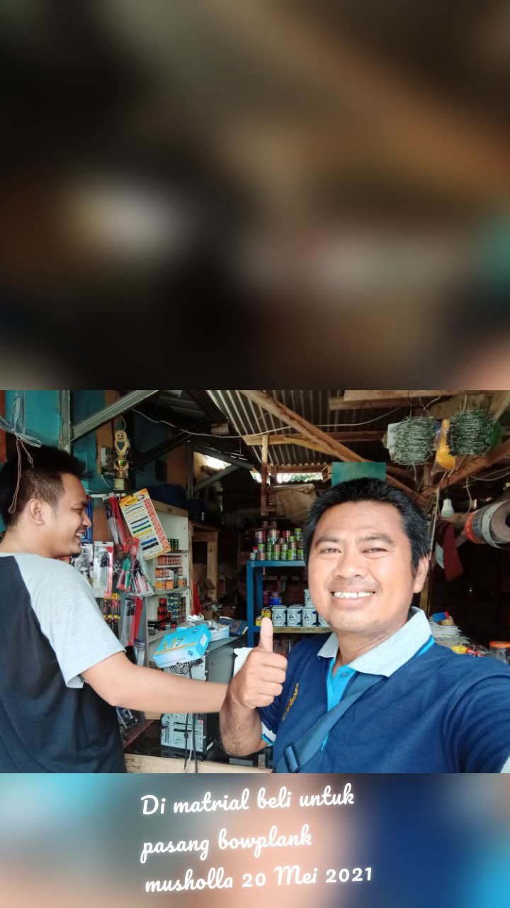 Di matrial beli untuk pasang bowplank musholla 20 Mei 2021